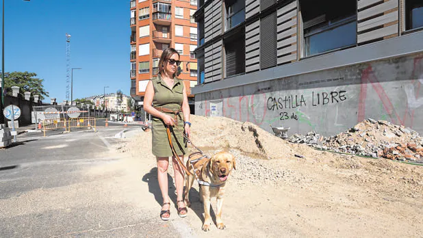 Arancha Casado ante unas obras sin señalización en Valladolid