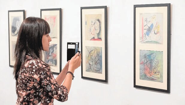 Una visitante observa uno de los bocetos de Picasso