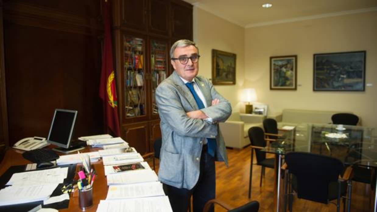 Àngel Ros, en su despacho en el Ayuntamiento de Lérida