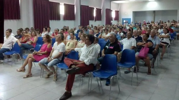 Asistentes a una reunión en el centro social de Gamonal el 15 de julio.