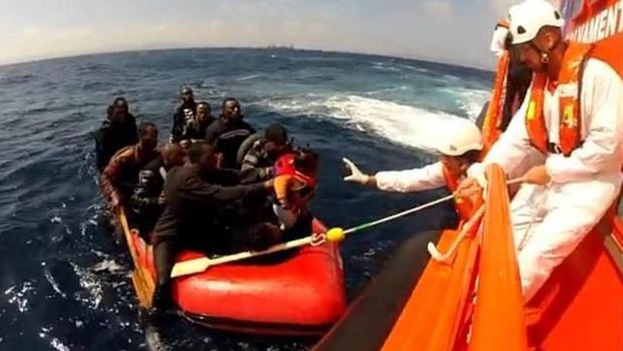 Rescate de inmigrantes a bordo de una patera en el estrecho de Gibraltar en 2015