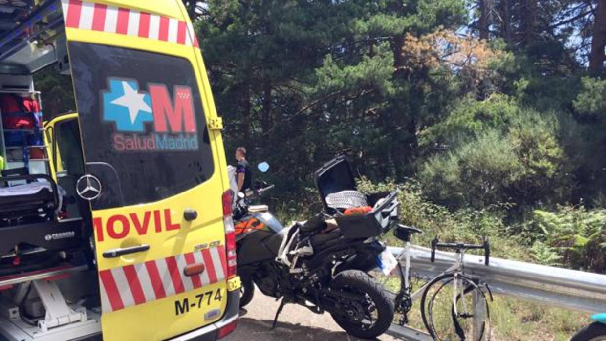 Una ambulancia móvil del servicio de Salud de Madrid atiende al ciclista de Íscar