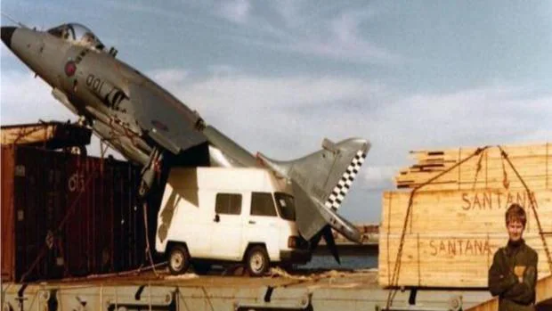 El Harrier en el carguero Alraigo y el piloto británico en el puerto de Tenerife