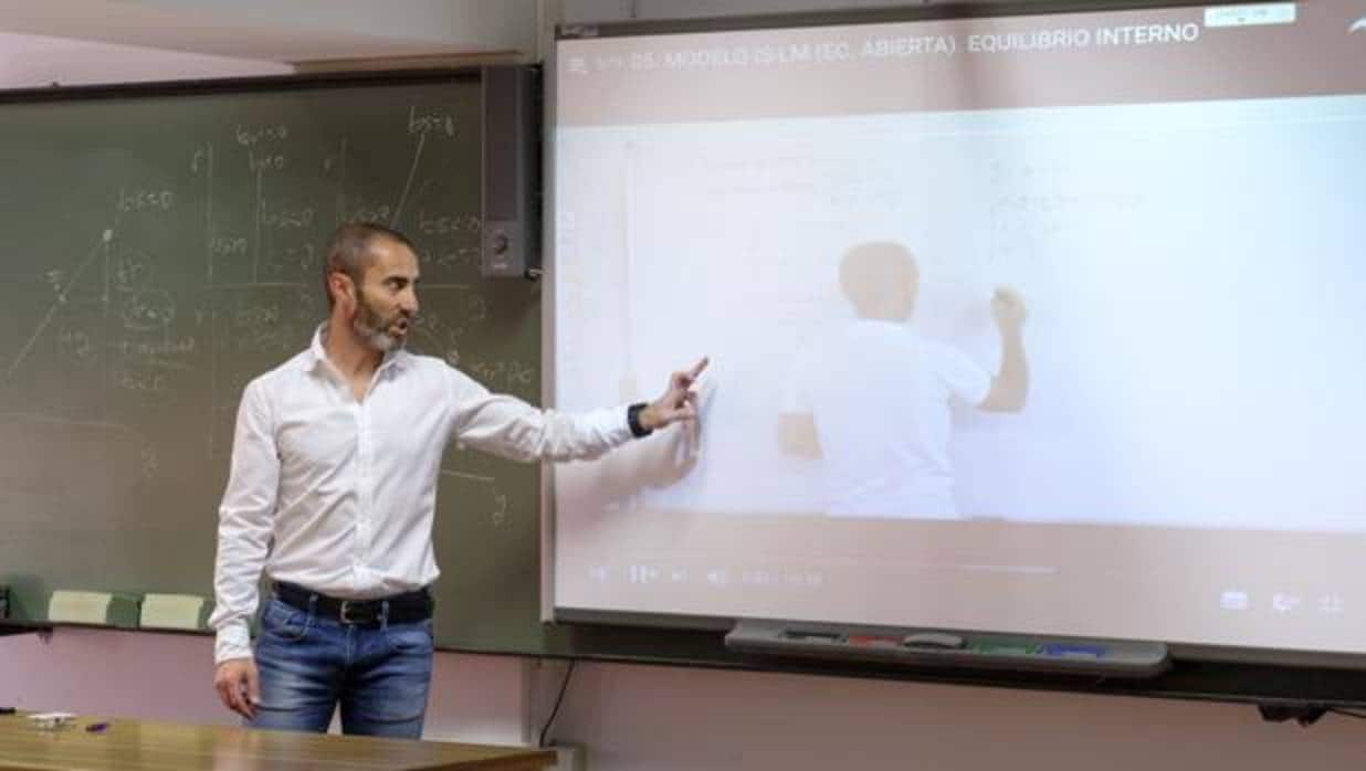 Julio López, durante una de sus clases en la Universidad de Valladolid