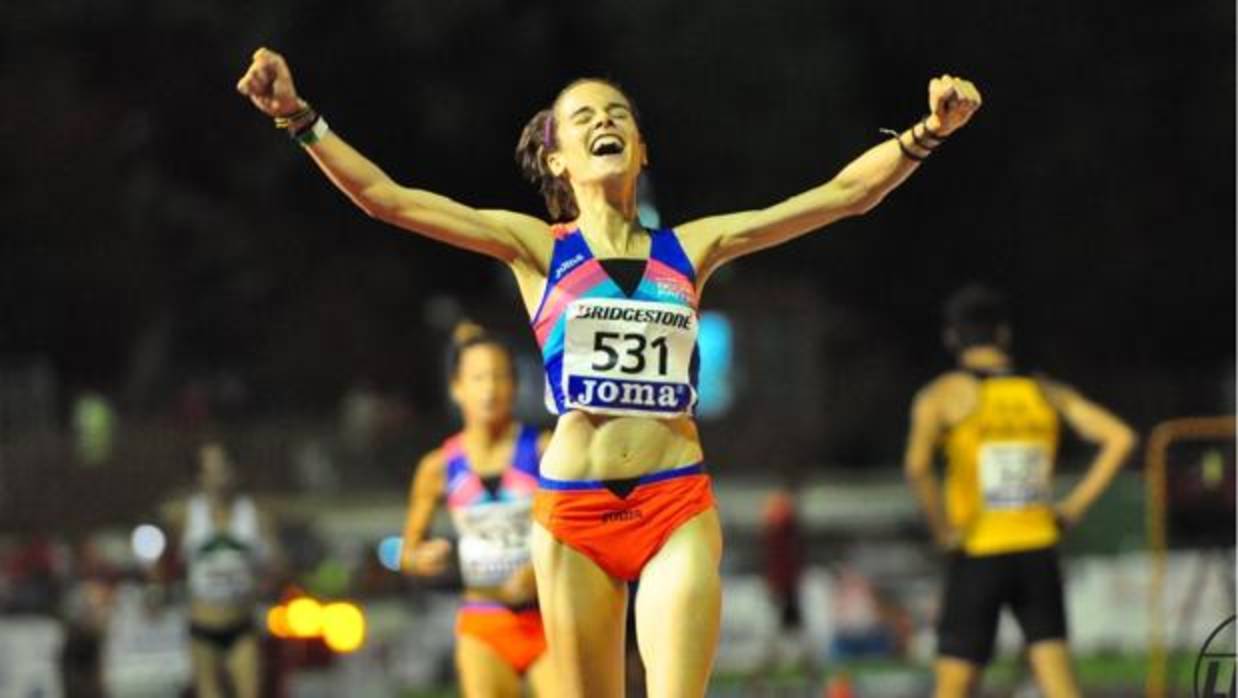 Ana Lozano, en el momento de cruzar la meta de los 5.000 metros del campeonato de España que ganó este domingo