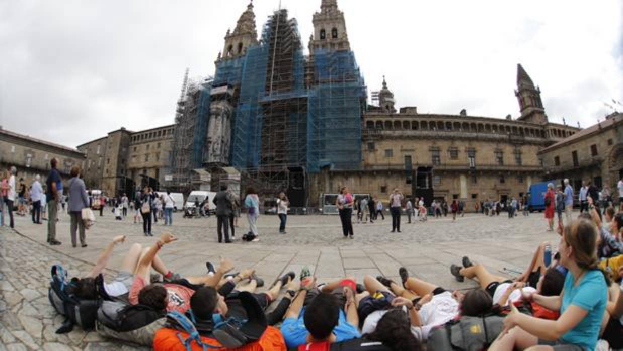 Unos peregrinos, este 24 de julio en la Praza do Obradoiro