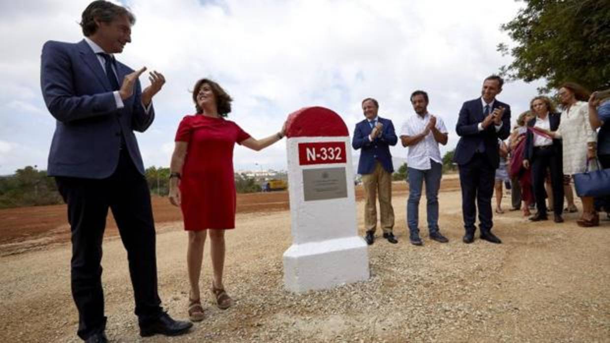 Sáenz de Santamaría y el ministro de Fomento, Íñigo de la Serna, visitan la reanudación de las obras de la variante de Benissa en la carretera N-332.