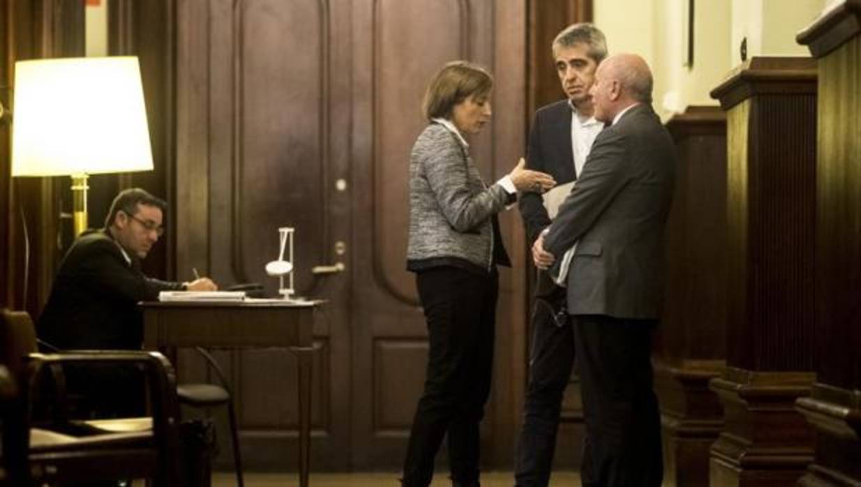 Carme Forcadell, presidenta del Parlamento de Cataluña, conversa con los letrados de la cámara