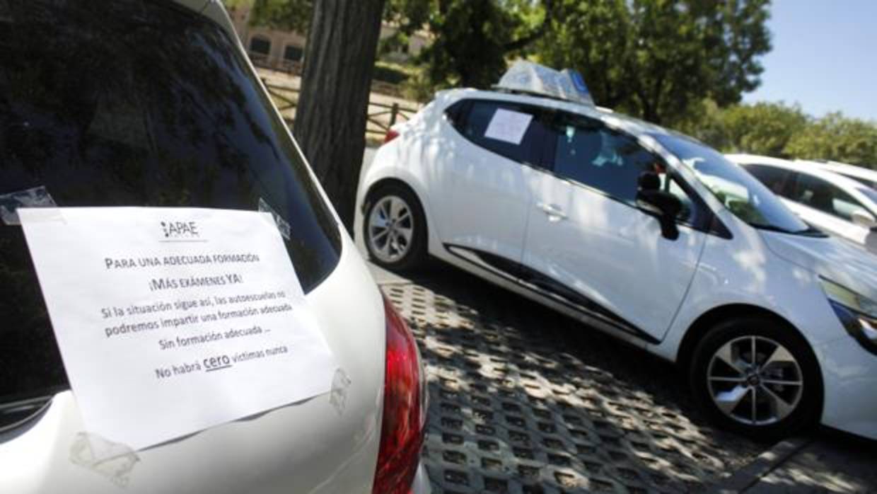 Dos vehículos de autoescuelas exhibiendo carteles reivindicativos, esta mañana en Toledo