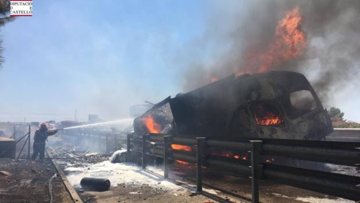 Las dotaciones de Bomberos en las tareas de extinción del fuego tras el accidente producido en Nules