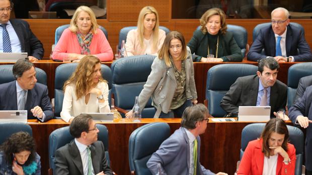 Moñux (en el centro), en el pleno de la Asamblea de abril, cuando acudió para votar los presupuestos