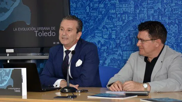 Ignacion Álvarez Ahedo, autor del libro, con el concejal Teo García