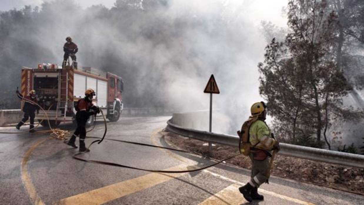 Imagen de los Bomberos en las tareas de extinción del incendio de Guadalest