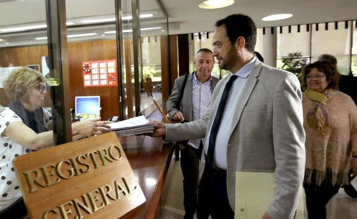 El ex portavoz socialista, Antonio Hernando, presenta un recurso de inconstitucionalidad contra la «Ley Mordaza»