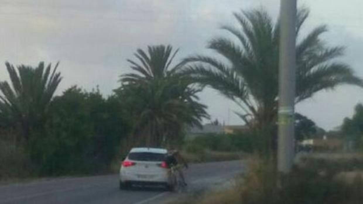 Imagen del momento en el que el coche arrolla al ciclista