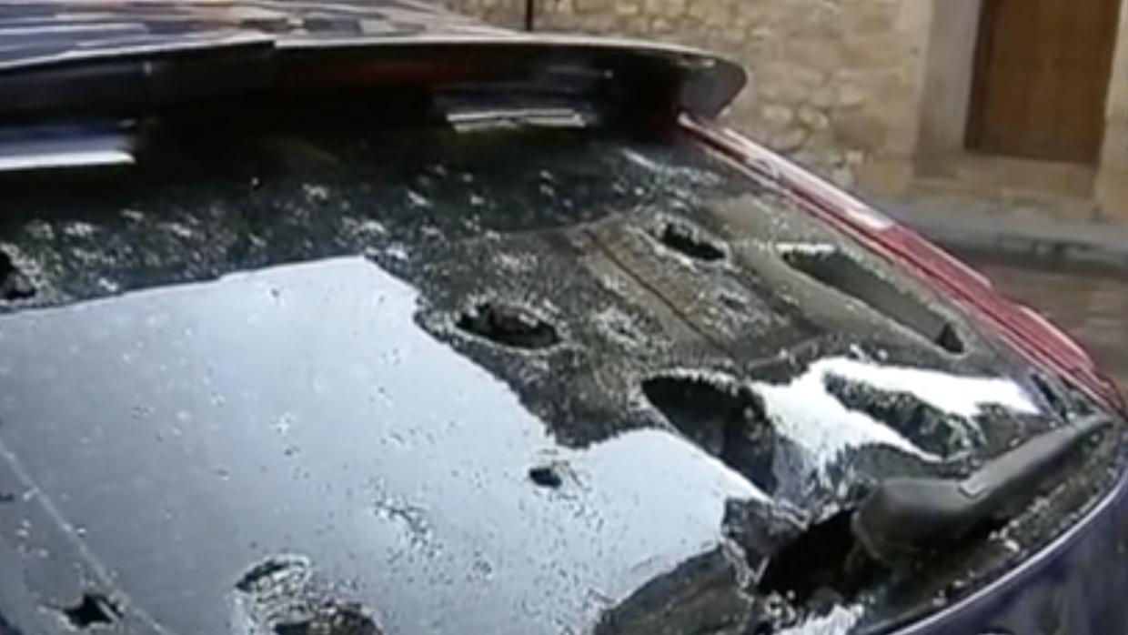 El pedrisco, de gran tamaño, perforó las lunas de los coches