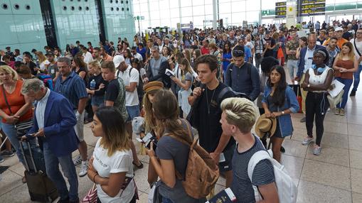 Colas de pasajeros en los controles de seguridad