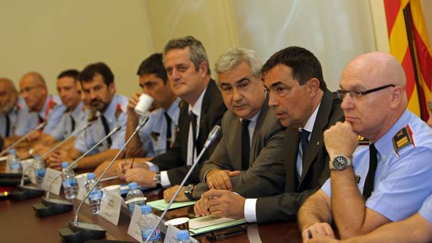 El conseller de Interior, Joaquim Forn, (4d) y el director de los Mossos d'Esquadra, Pere Soler (2d), junto a mandos de los Mossos d´Esquadra