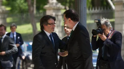 Rajoy junto a Puigdemont en una visita del presidente a Barcelona