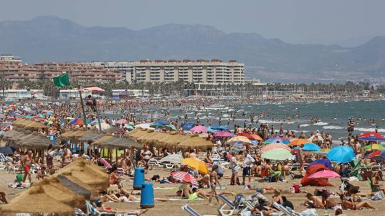 Imagen de archivo de la playa de la Malvarrosa de Valencia