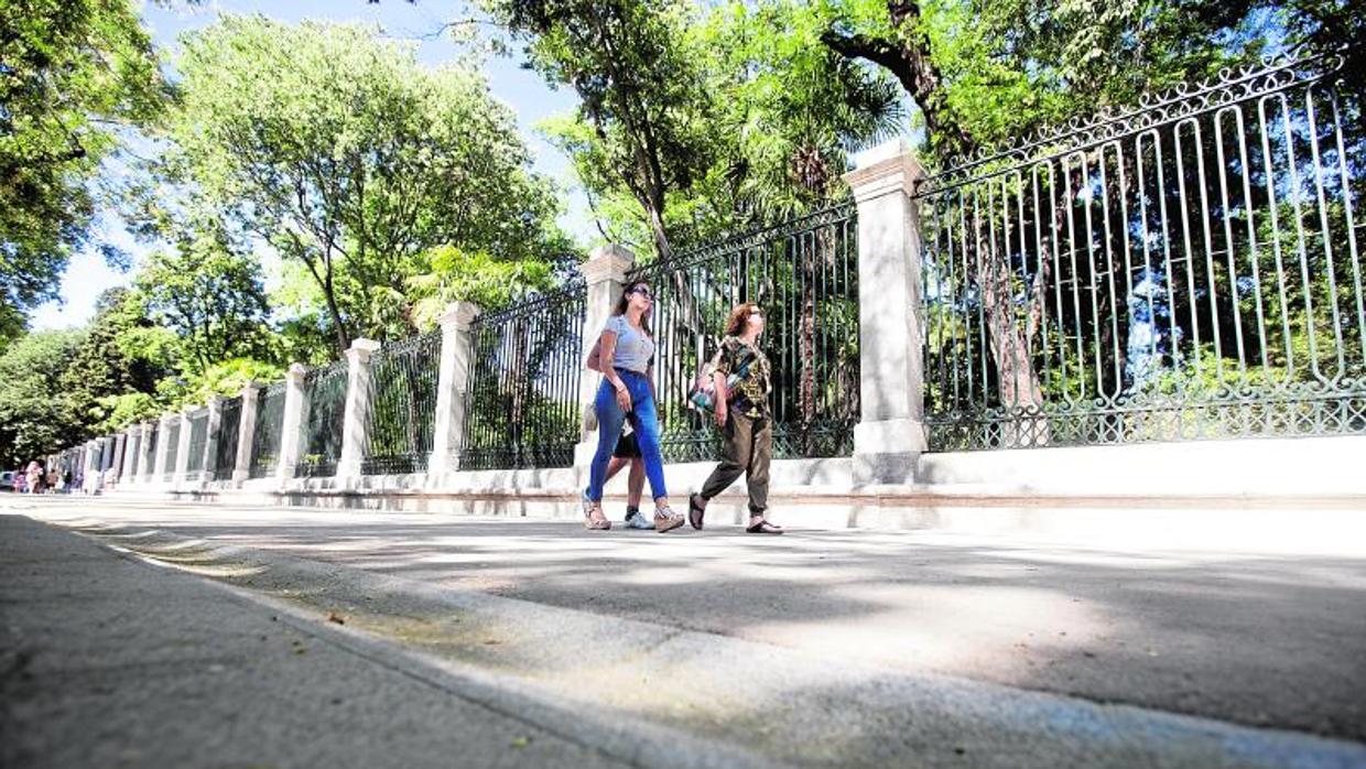 Turistas pasean ayer por el tramo de paseo reformado