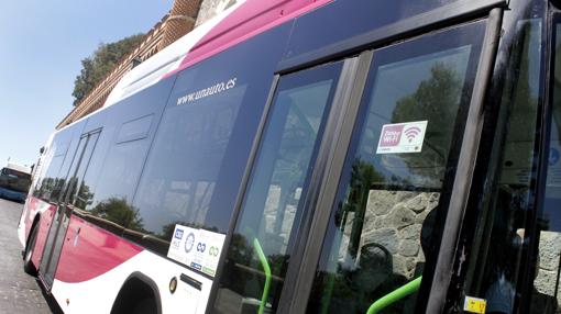 Solo hay una pegatina, en la puerta de entrada, en cada autobús