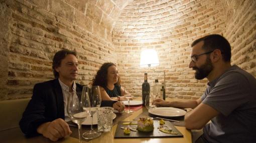 Cada mesa es un pequeño reservado en las oquedades de la Bodega de los Secretos