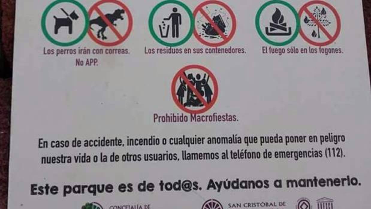 Cartel del Ayuntamiento de La Laguna sobre la presencia de animales domésticos en el parque Mesa Mota