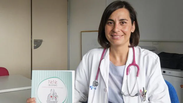 La doctora Sonia Caserío muestra el diccionario para padres sobre neurología neonatal