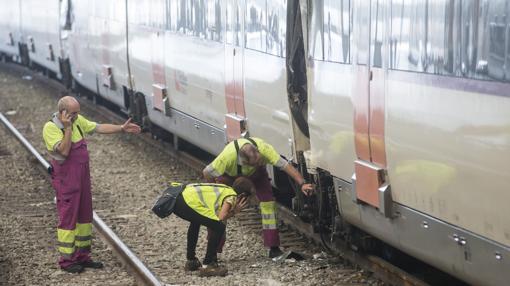 Un grupo de técnicos inspecciona los daños del tren