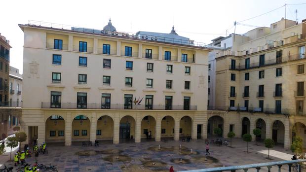 La Audiencia de Alicante reabre el caso de Óscar, un niño que murió de cáncer en 2011