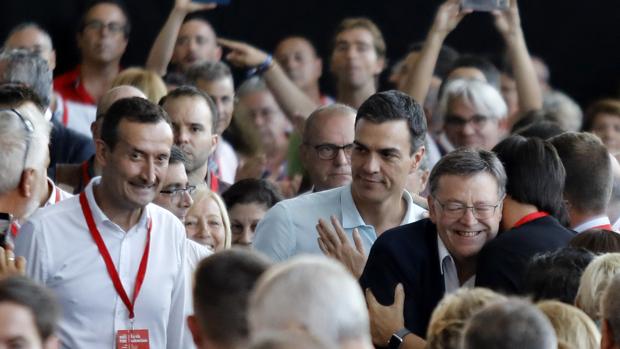 Puig y Sánchez, con el alcalde de Elche saludando a asistentes al congreso del PSPV-PSOE en Elche