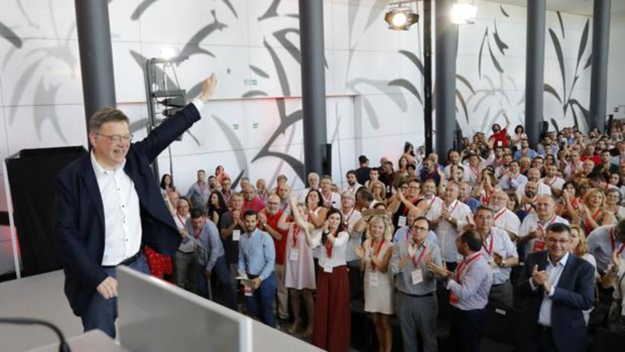 Ximo Puig saluda a los congresistas del PSPV en Elche, durante la clausura