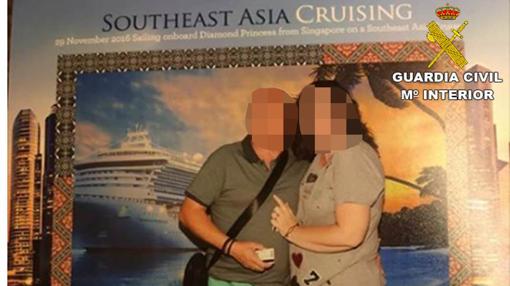 Imagen de la pareja en otro de los viajes, esta vez, un crucero por el sureste asiático