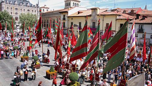 Un centenar de pendones ha participado en la celebración del milenario del Fuero de León