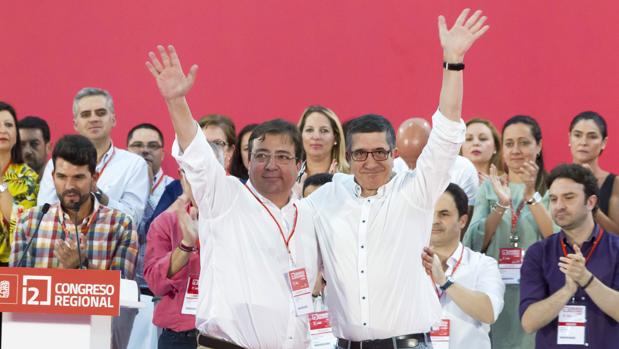 Patxi López (dcha) junto al reelegido líder de los socialistas extremeños y presidente de la Junta, Fernández Vara (izda)