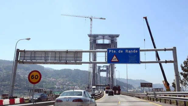 El Puente de Rande, en obras, es uno de los tramos con más circulación de la autopista