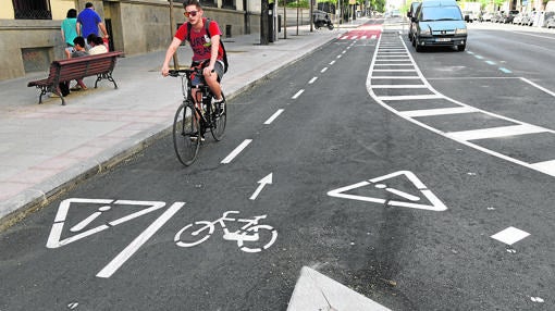 Un ciclista circula por la calle de Santa Engracia