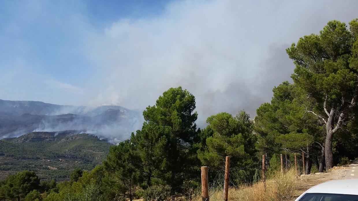 El incendio de Yeste, que ya ha quemado 2.000 hectáreas, obliga a desalojar más poblaciones