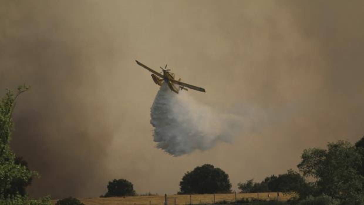 Unas 300 personas y 15 medios aéreos continúan trabajando en la zona del incendio en los Arribes del Duero