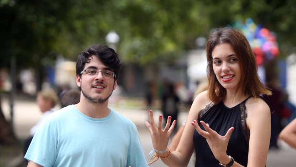 Iván Olmos y Aida González, en la Alameda de Santiago