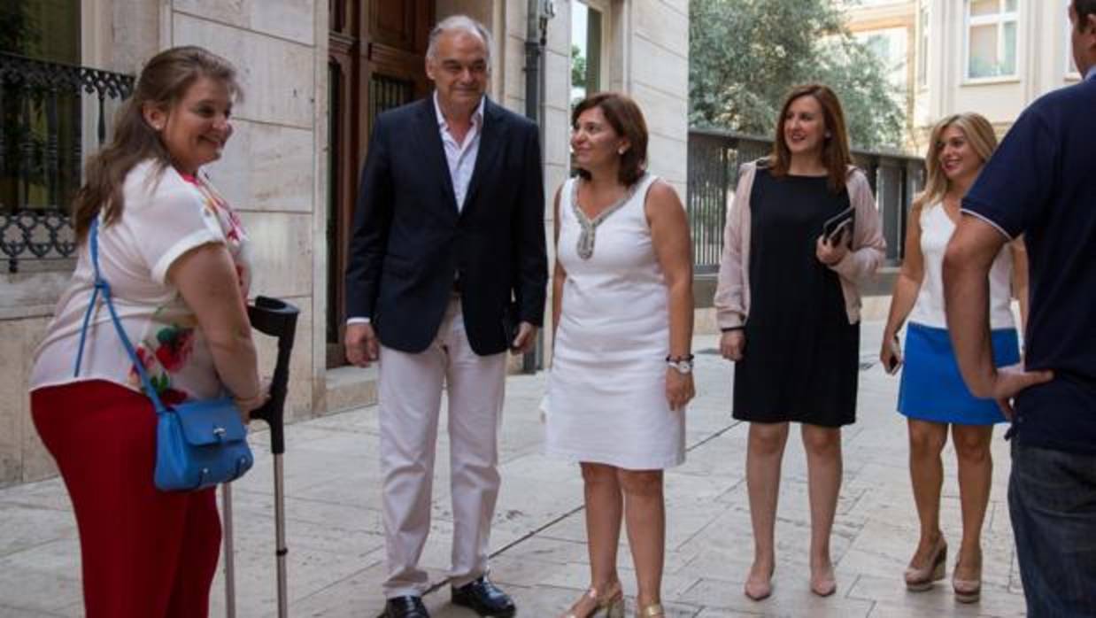 Imagen del día de Esteban-González Pons e Isabel Bonig, en el encuentro con asociaciones eduicativas