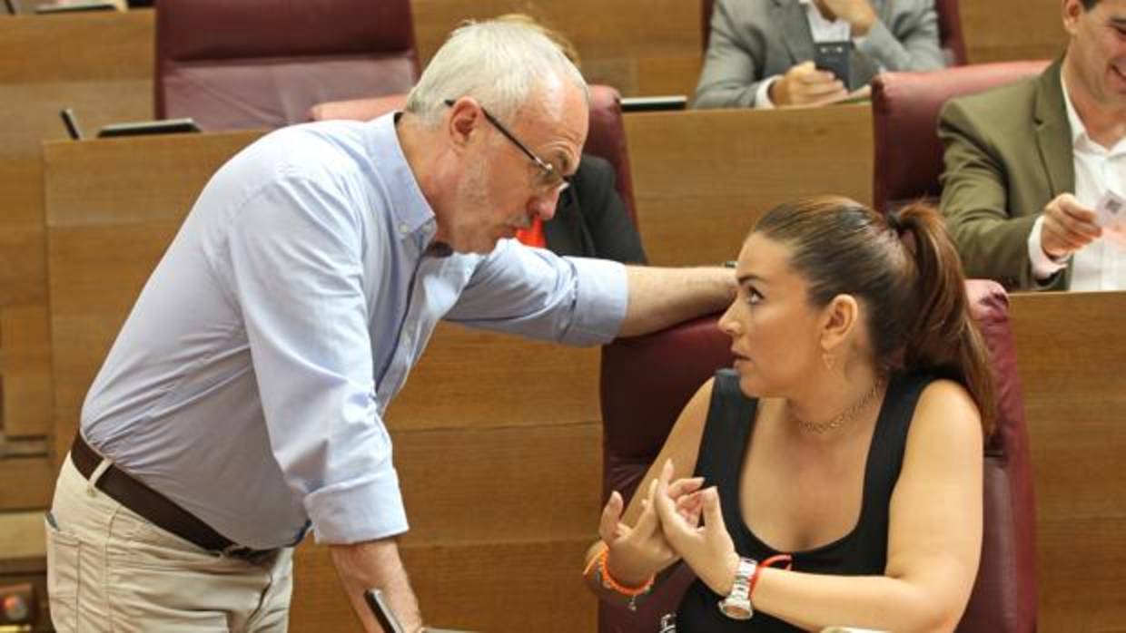 El portavoz de Podemos, Antonio Montiel, junto a la de Ciudadanos, Mari Carmen Sánchez