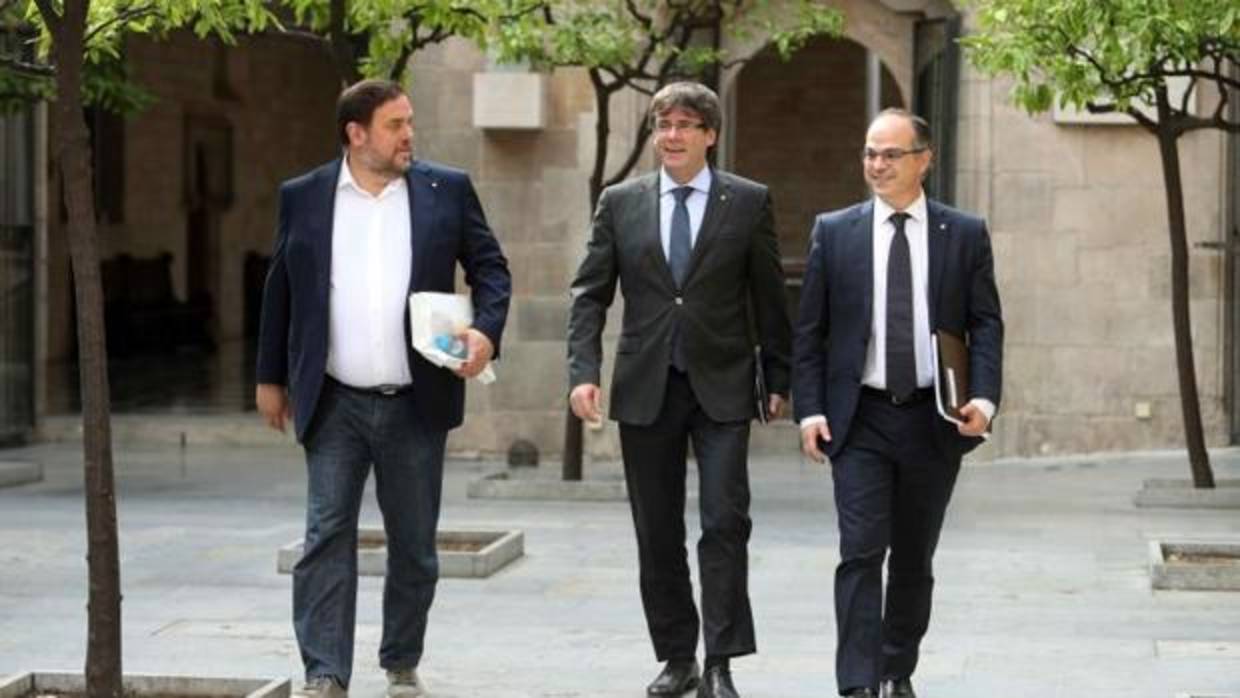De izquierda a derecha: Junqueras, Puigdemont y Turull, antes de la reunión semanal de hoy