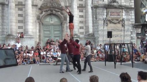 Un grupo crircense realiza una acrobacia