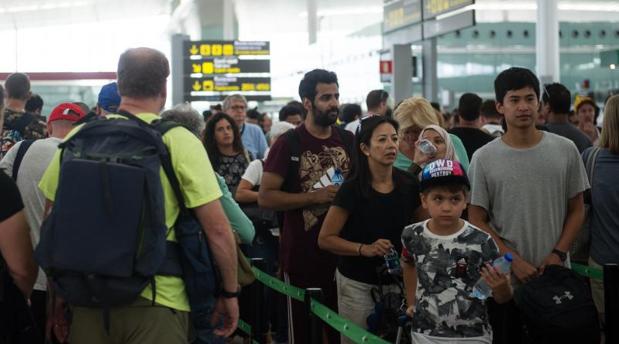 Unos 1.000 pasajeros han perdido su vuelo por el colapso en los controles de El Prat