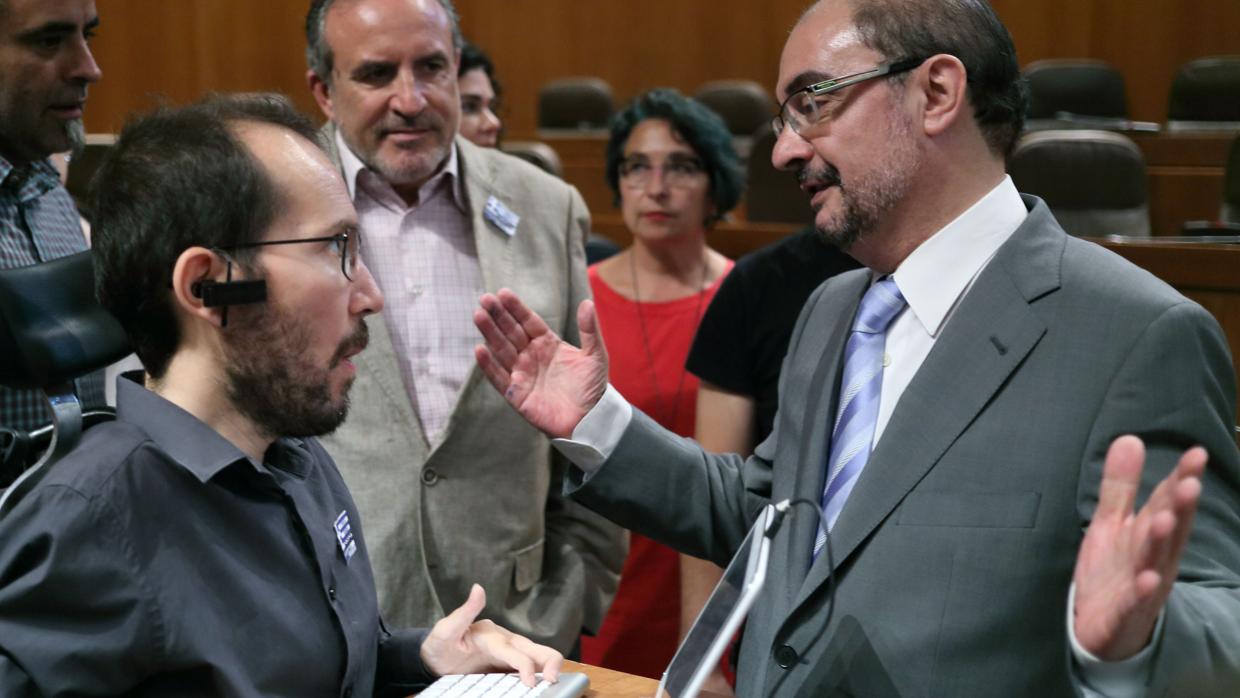 Javier Lambán (PSOE) y Pablo Echenique (Podemos), en las Cortes de Aragón