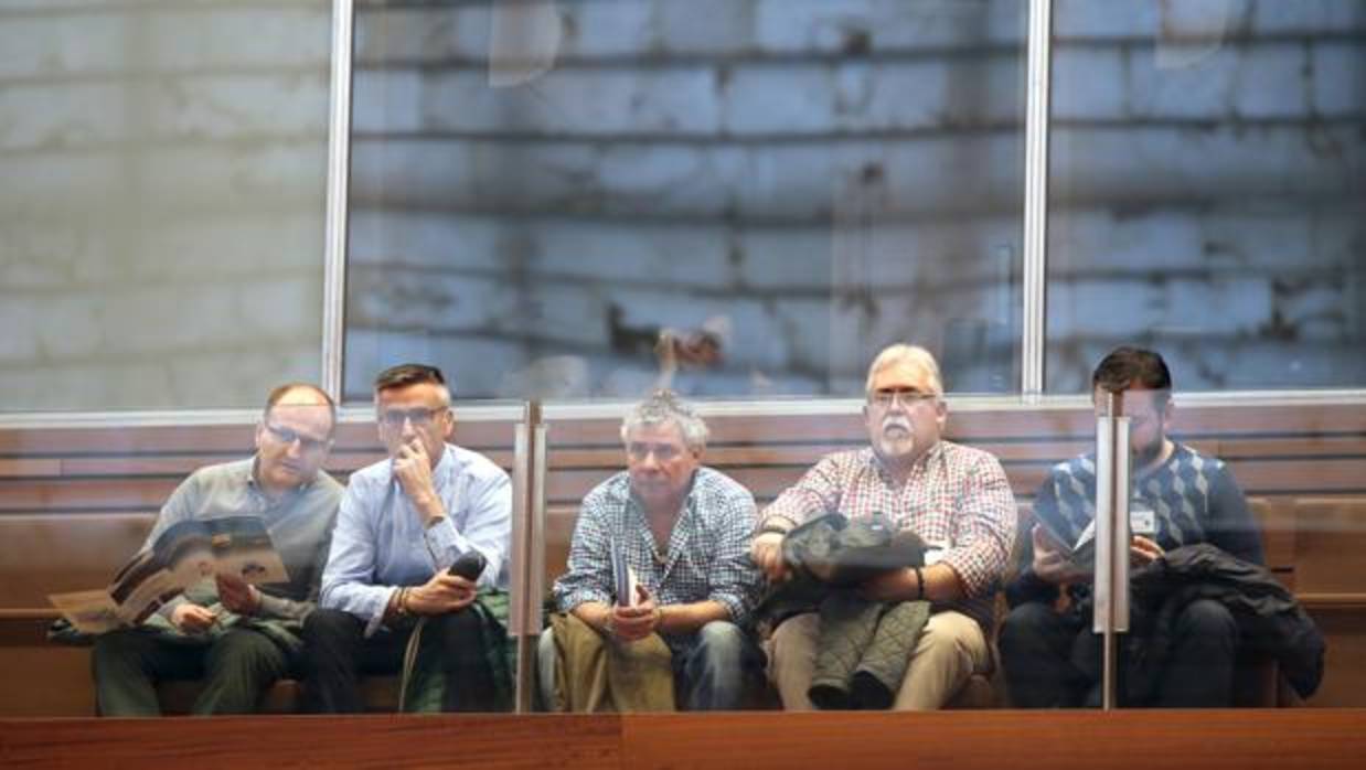 Representantes del comité de empresa de la central nuclear de Santa María de Garoña en el Pleno de las Cortes, en una imagen de archivo