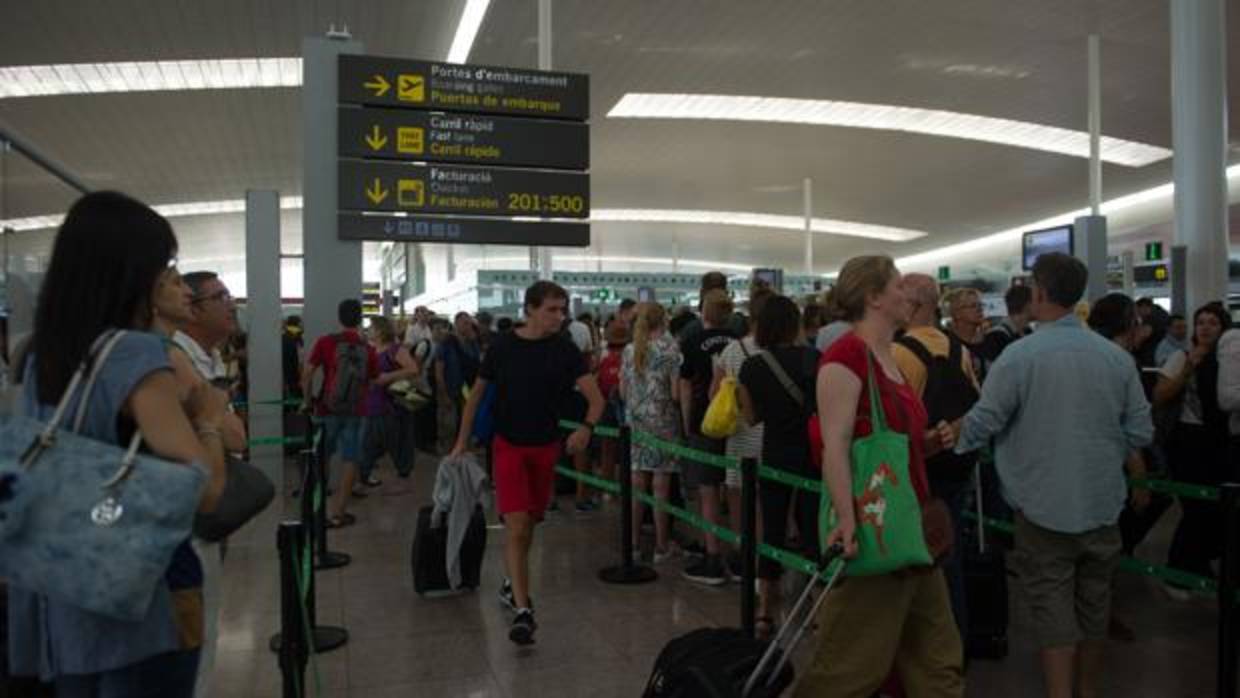 Kilométricas colas en los controles de seguridad del Aeropuerto de Barcelona- El Prat durante las jornadas de huelga
