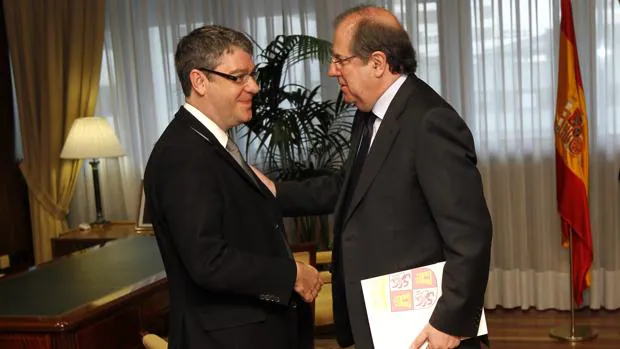 El presidente de Castilla y León, Juan Vicente Herrera, con el ministro Álvaro Nadal, en una reunión el pasado mes de mayo